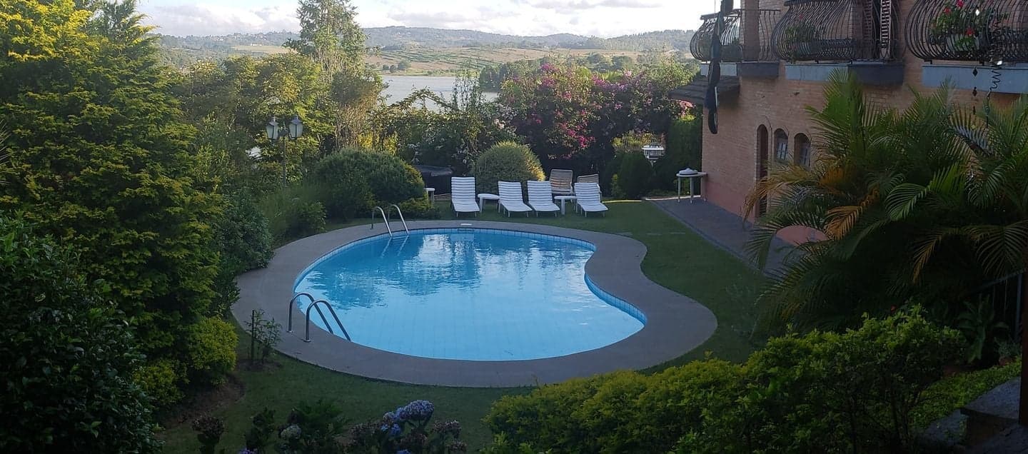 Exclusiva Residência Pé na Água com 9 Dormitórios (3 Suítes)