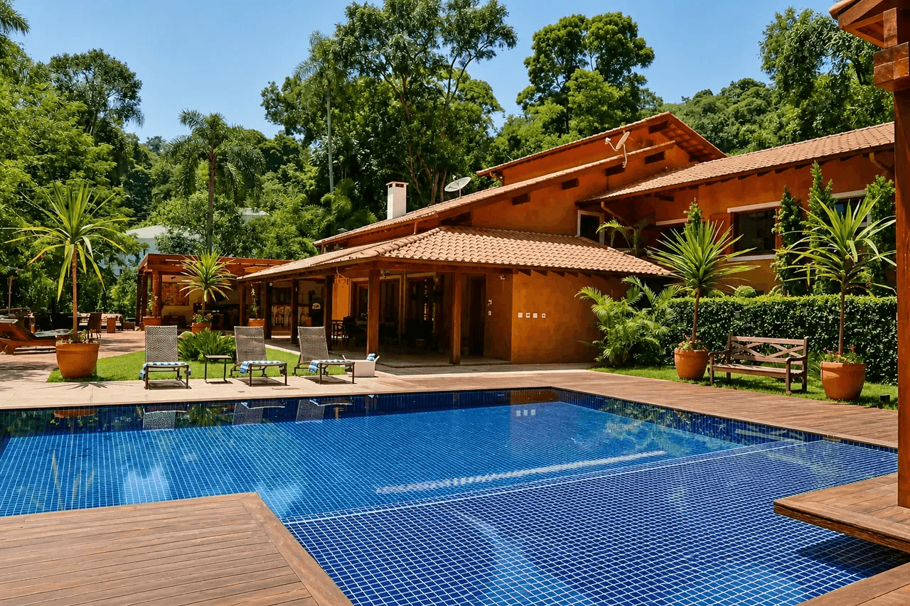 Casa PÉ NA ÁGUA Mobiliada com 4 Suítes, Piscina, SPA e Adega no Condomínio Porto de Ibiúna – SP - Br
