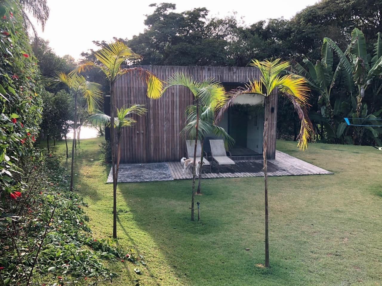 Casa térrea moderna com acesso à represa no Porto de Ibiúna.